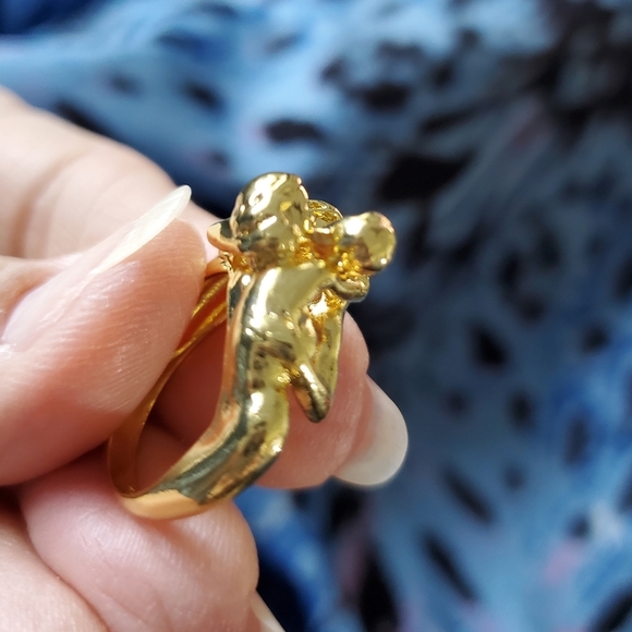 NEW Man and Women Kissing Ring Gold Color - Picture 5 of 6